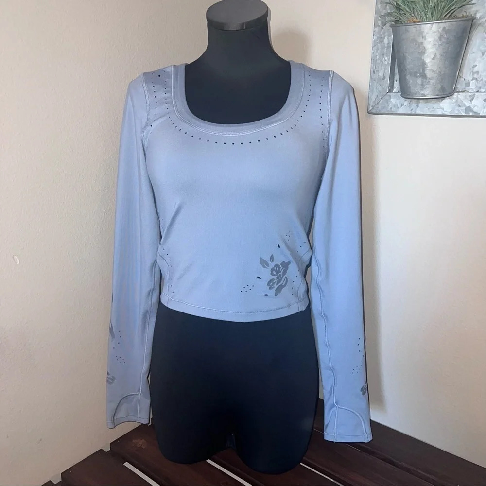 Athleta Women’s Shanti Eyelet Top Light Grey Blue Workout Crop Size Small